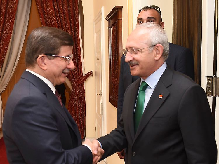 Händeschütteln, aber keine Einigung: Ahmet Davotoglu (AKP/links) und Kemal Kilicdaroglu (CHP).