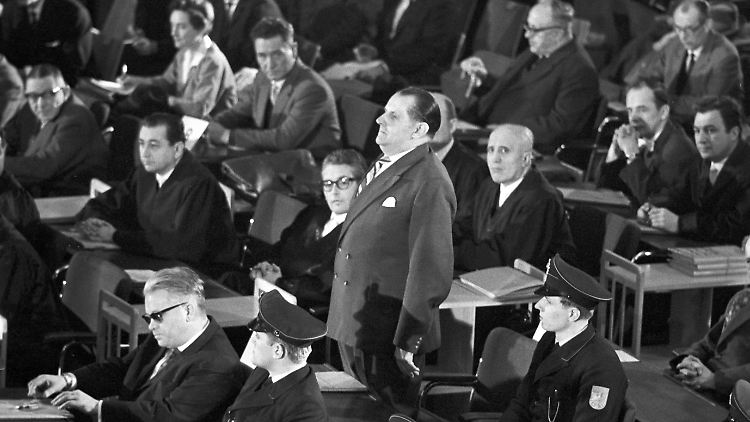 Von Oswald Kaduk (stehend) sagt ein Zeuge: "Er war fast immer betrunken, auf der Suche nach Schnaps und schlug, erschlug, erdrosselte und erschoss Häftlinge".