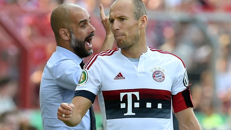 Zauberer oder Zauderer? Josep Guardiola und der FC Bayern gehen mit Fragezeichen in eine Saison, in der die Meisterschaft nicht genug sein wird.