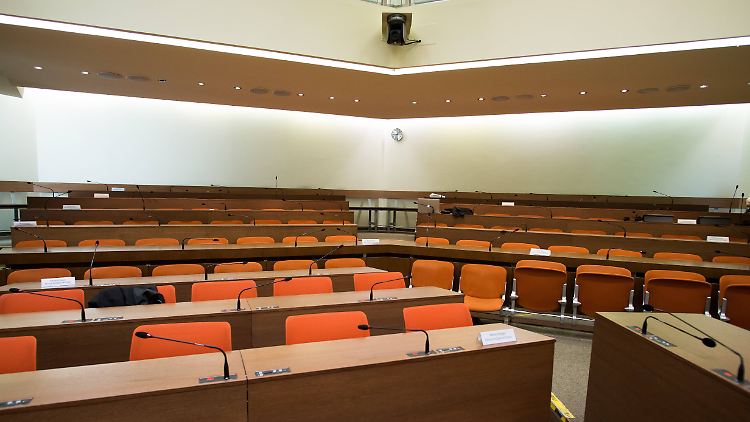 Der leere Gerichtssaal im NSU-Prozess. Seit Monaten gibt es Hinweise darauf, dass bestimmte Zeugen nicht die ganze Wahrheit sagen.