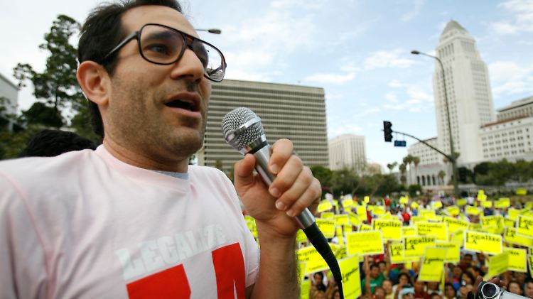 Zwischen Dov Charney und American Apparel läuft ein schäbiger Streit.