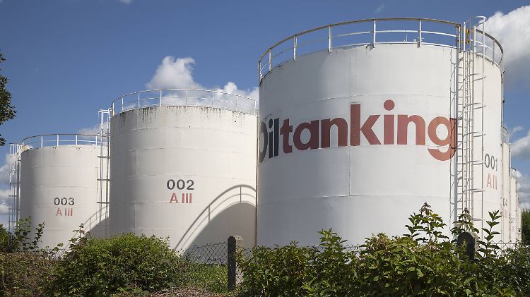 Öltanks in Breisach am Rhein. Der derzeit niedrige Ölpreis kommt der deutschen Wirtschaft zugute.