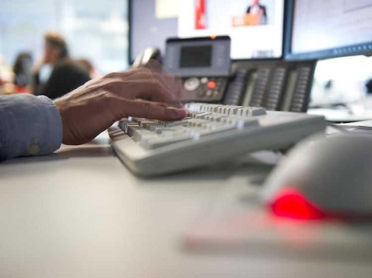 Wer seinen Tag im Büro beginnt, sollte sich als erstes die wichtigsten Aufgaben vornehmen. So wird der Stress kurz vor Feierabend verhindert.