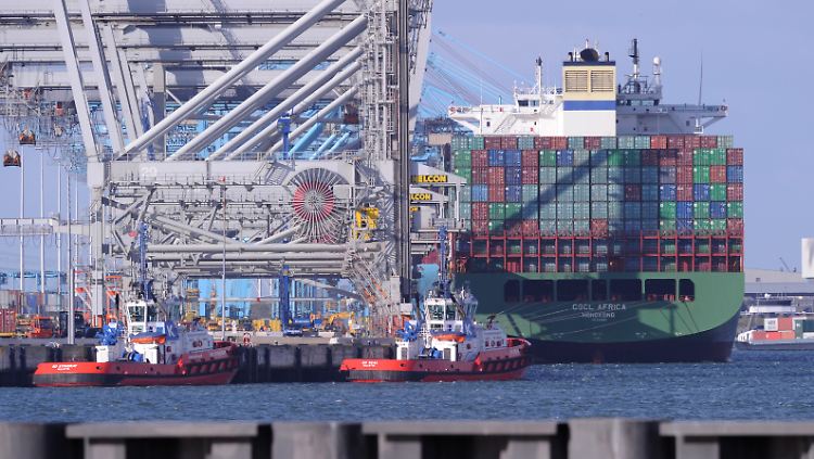 Hafen in Rotterdam: Das Wachstum in der Eurozone schwächt sich zuletzt leicht ab.