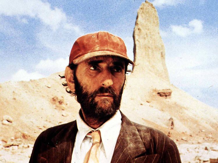 Harry Dean Stanton spielt in "Paris, Texas" Travis, der durstig durch die texanische Wüste wandert.