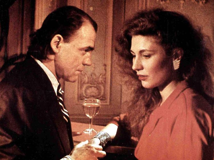 In "Der Himmel über Berlin" verliebt sich ein Engel (Bruno Ganz) in eine Trapezkünstlerin (Solveig Dommartin).
