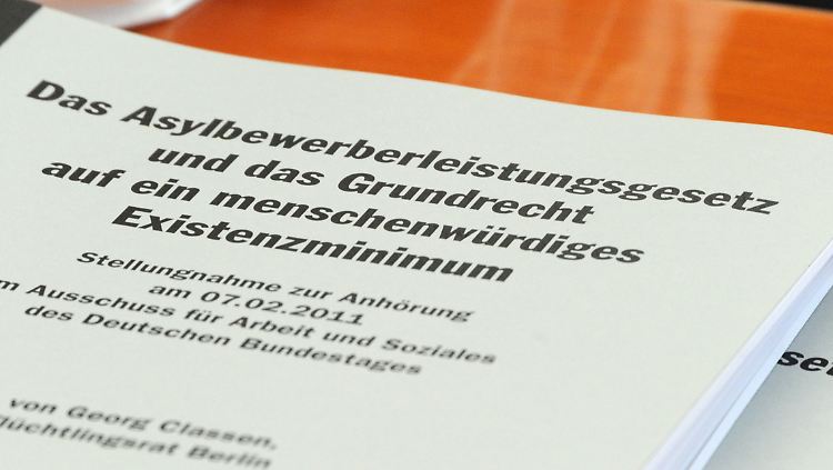  Karlsruhe hat 2012 entschieden: Asylbewerber haben Anspruch auf einen Minimalbeitrag zum menschenwürdigen Existenzminimum.