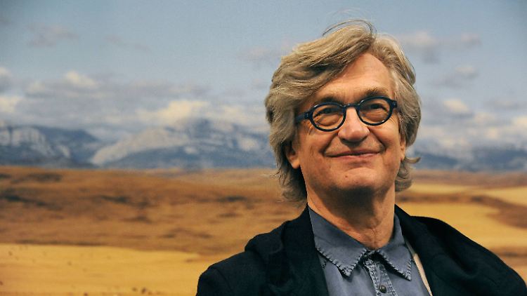 Zum 70. Geburtstag darf Wim Wenders ruhig mal fröhlich grinsen. Schließlich hat der Filmemacher einige Erfolge verbucht.