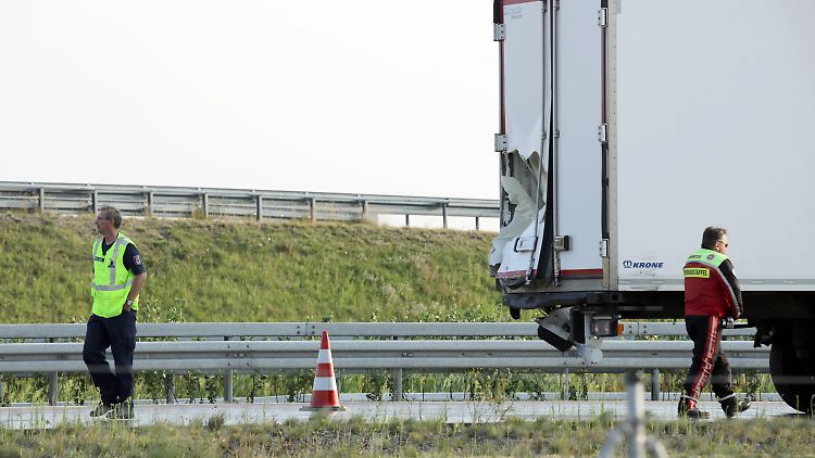 An der Unfallstelle: Der Transporter rammte offenbar ungebremst ins Heck des haltenden Sattelzugs.