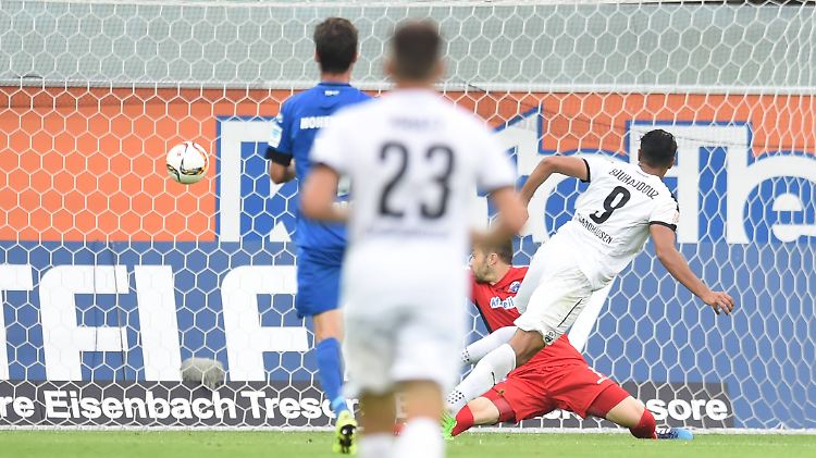 Und wieder drin: Sandhausens Aziz Bouhaddouz trifft zum 4:0 in Paderborn.