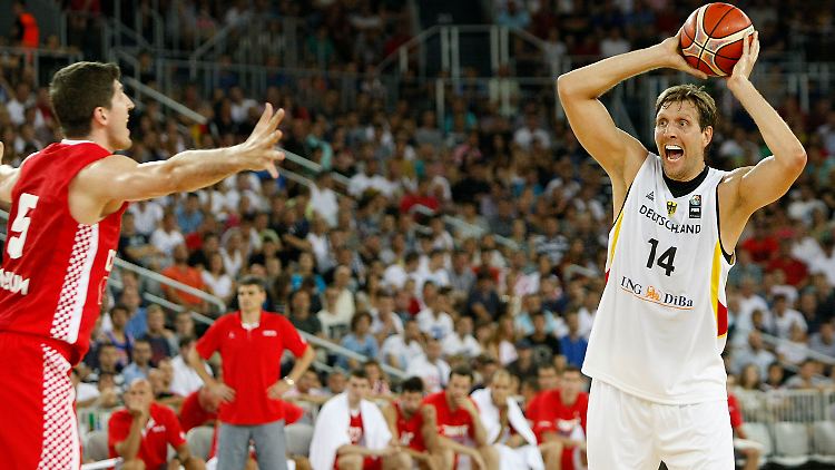 Nowitzki (re.) beim Freundschaftsspiel gegen Kroatien. Das Spiel ging aus Sicht der deutschen Mannschaft mit 72:74 (64:64, 28:36) nach Verlängerung verloren.