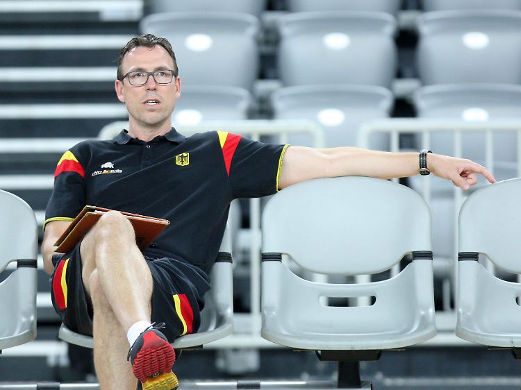 Chris Fleming ist seit Dezember 2014 Cheftrainer der deutschen Basketball-Nationalmannschaft. Vorher war er vierzehn Jahre als Coach in der Basketball-Bundesliga aktiv und führte Bamberg zu drei Doubles und vier Meistertiteln in Folge. Ziel bei der Heim-EM ist für Fleming und das DBB-Team, die Chance auf die Olympia-Qualifikation zu wahren.