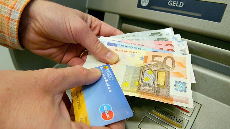 Mit einem Basiskonto und einer Bankcard kann man auch über Automaten Geld abheben. 