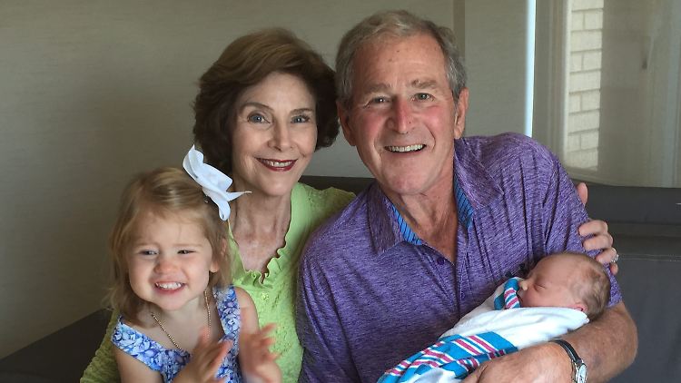 Als glückliche Großeltern präsentieren sich Laura und George W. Bush.