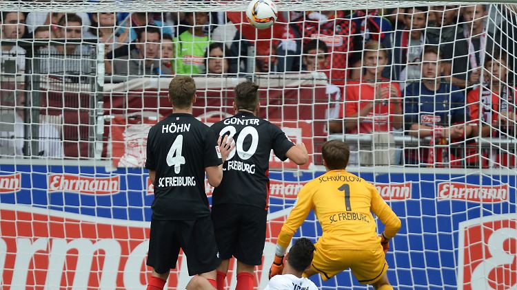 Schockstarre: Freiburgs Keeper Alexander Schwolow und zwei seiner Abwehrkollegen sehen entgeistert zu, wie sich der Ball zum Bochumer 1:0 ins Tor senkt.