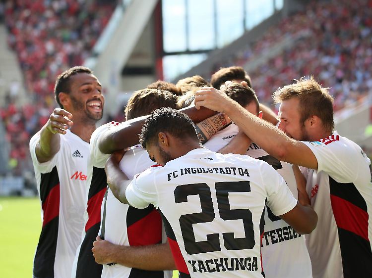 Jubeltraube nach Traumtor: Lukas Hinterseer schoss in Mainz das erste Bundesligator in der Vereinsgeschichte des FC Ingolstadt. Das reichte sogar zum ersten Sieg.