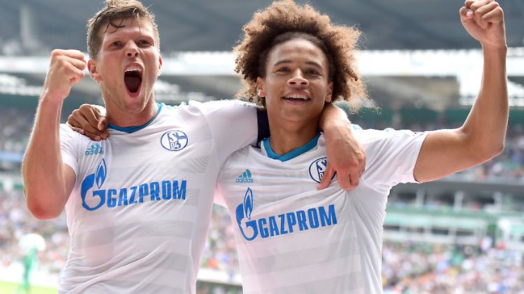 "Hunter" Klaas-Jan Huntelaar ist nach dem klaren Sieg in Bremen mit dem FC Schalke vorerst wieder auf Bayern-Jagd.