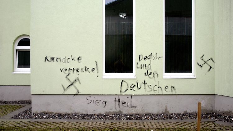 Die Zahl islamfeindlicher Straftaten nimmt zu: Neonazi-Parolen und Hakenkreuze an der Moschee in Lindau am Bodensee.