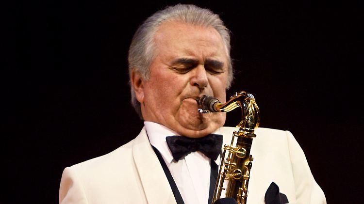 An seinem 80. Geburtstag feiert Max Greger mit der Big Band des SWR in der Münchner Philharmonie.