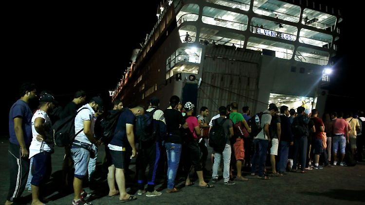 Hunderte auf Kos verbliebene Flüchtlinge wollen einfach nur weg von der Insel. Auf der "Eletherios Venizelos" soll die dafür nötige Registrierung nun effizienter durchgeführt werden.