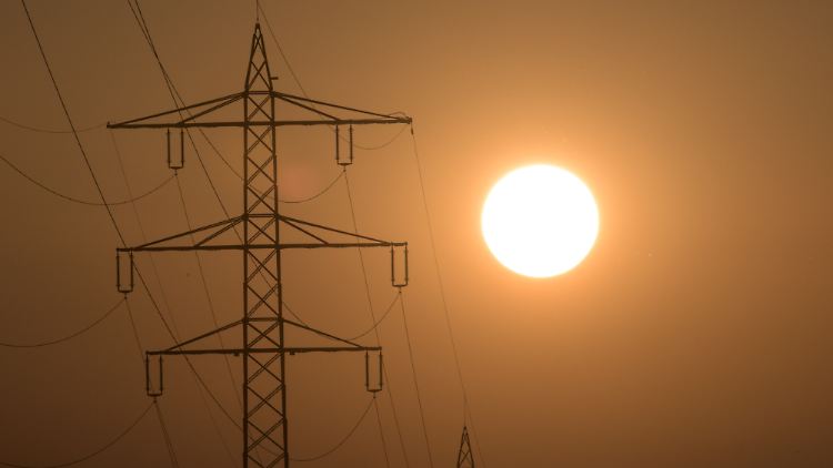Die Sommersonne führt zu einem Überschuss an Solarenergie, die umgeleitet werden muss.