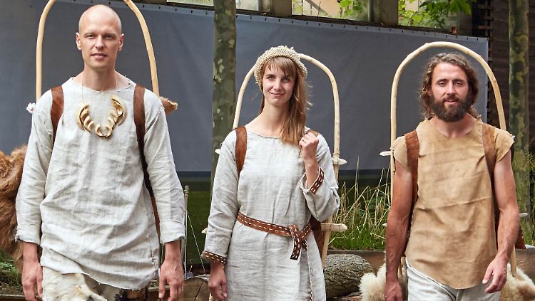Die drei Steinzeitforscher Marco und Veronika Hocke und Lukas Heinen (v.l.) starten den "Ötzi-Walk".