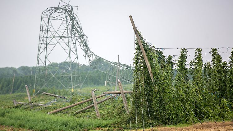 Das Unwetter hat in Thüringen einen Strommast umgeknickt.