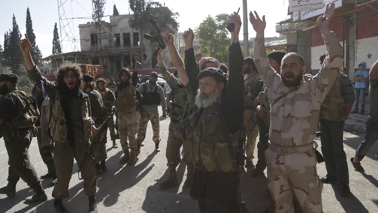 Al-Nusra-Anhänger feiern die Eroberung eines weiteren Ortes in der Provinz Idlib.