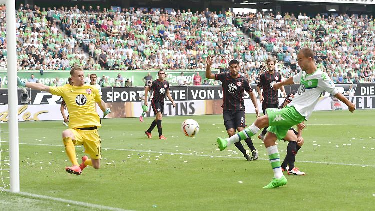 Bas Dost musste nach Verwirrung in der Frankfurter Abwehr nur noch einschieben und erzielte das zwischenzeitliche 2:0 für den VfL.