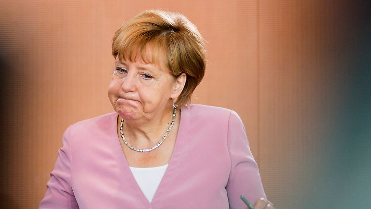 Angela Merkel verteidigt ihre harte Linie gegenüber Athen und stellt sich dabei hinter Wolfgang Schäuble.