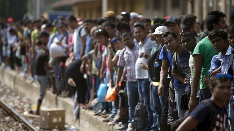 Bundesinnenminister Thomas de Maiziere will eine neue Prognose vorlegen, wieviele Flüchtlinge nach Deutschland kommen: es werden deutlich mehr als die bisher geschätzten 450.000.
