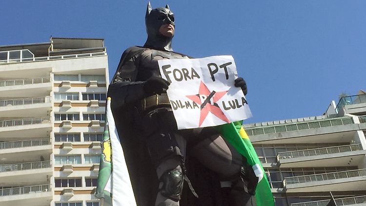 Ein Demonstrant fordert die Absetzung von Dilma Rousseff: Verkleidet ist er als Batman.