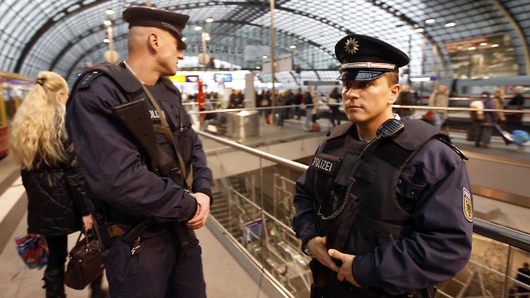 Bundespolizisten am Berliner Bahnhöfen