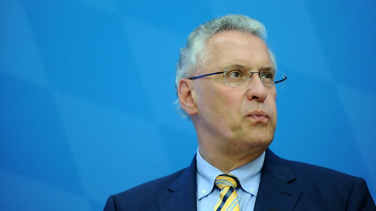 Joachim Herrmann, bayerischer Innenminister, ärgert sich über die Folgekosten, die Länder wie Italien und Griechenland "dem deutschen Steuerzahler" aufbürdeten, indem sie Flüchtlinge weiterreisen ließen.