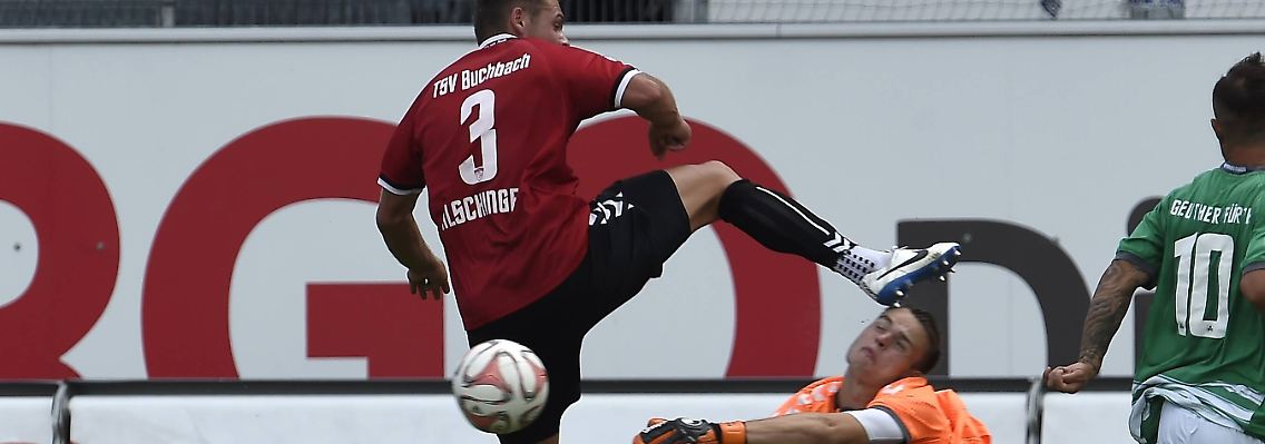 Furchtbares Foul: Bastian Lerch wird Opfer von Stefan Alschinger.