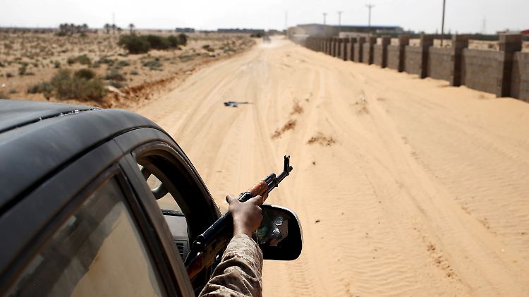 In Sirte kämpfen Milizen gegen den Islamischen Staat. Vergangenes Wochenende gab es wieder Dutzende Tote. Der IS soll Kämpfer geköpft und gekreuzigt haben.