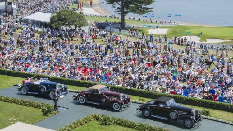 Rund 20.000 Menschen drängen sich in Pebble Beach, um die Oldtimer zu sehen.