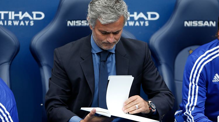 Chelseas Trainer Jose Mourinho hat zu Saisonbeginn bereits mehrere Nebenschauplätze eröffnet und sich damit verzettelt.