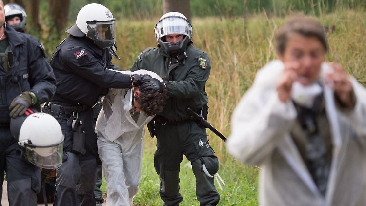 Die Polizei griff massiv ein, um die Protestler aus dem Tagebau zu bringen.