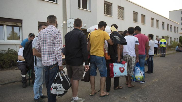 Flüchtlinge stehen Schlange, um sich in Berlin-Karlshorst registrieren zu lassen. 