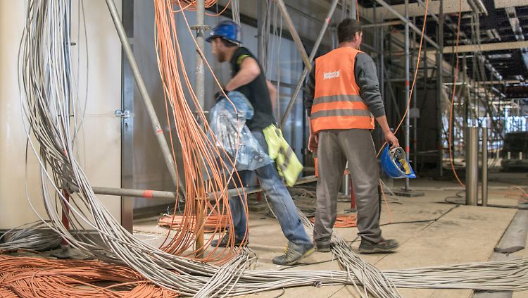 Ohne das Fachwissen und die Erfahrung der Mitarbeiter ist die Bauleitung verloren: Imtech-Experten im Inneren des BER-Terminals (Archivbild).