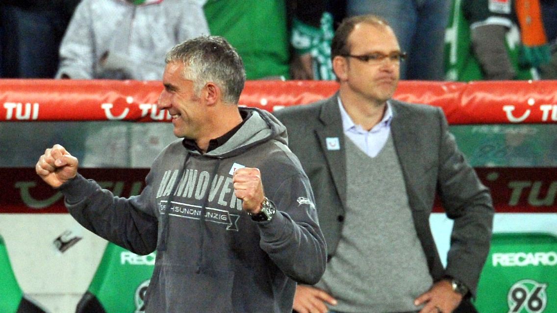Abstiegskampf in der vergangenen Saison, jetzt ein unverhoffter Höhenflug: Hannovers Trainer Mirko Slomka, links.