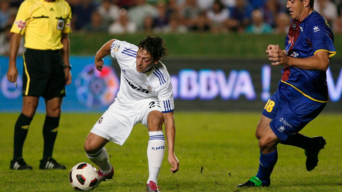 Mesut Özil, links, gab kaum Impulse fürs Spiel, ...