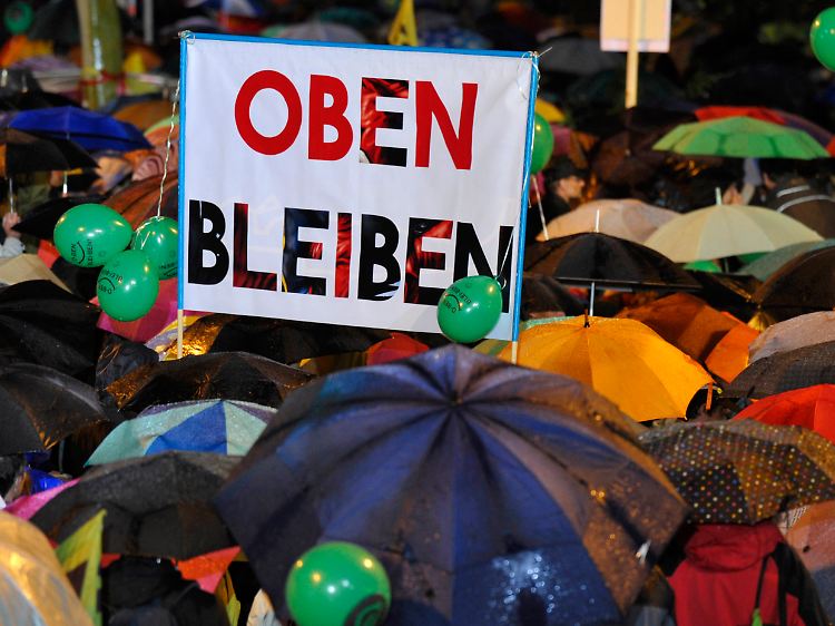 Die Stuttgarter scheuen sich nicht vor Regen, wenn sie gegen das Bahnprojekt protestieren.