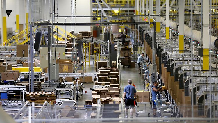 Im Inneren eines Versandhandelsgiganten: Rund um die Welt betreibt der US-Konzern Amazon riesige Verteilerzentren.