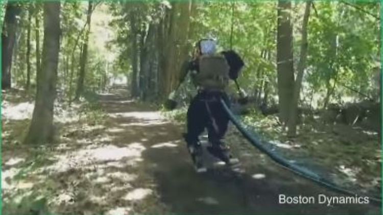 Auf dem Weg zum Terminator: Roboter "Atlas" rennt durch den Wald.