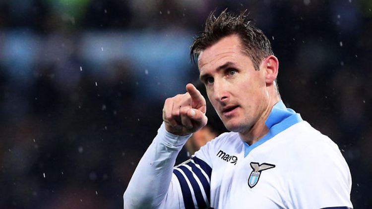 Kann derzeit nur zuschauen, wie sich seine Mannschaft langsam nach oben arbeitet: Der verletzte Weltmeister Miroslav Klose von Lazio Rom.