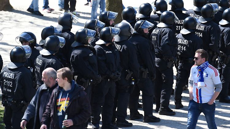 Mit Ankunft der HSV-Fans in Bremen beginnt der Großeinsatz der Polizei, hier passt die Polizei vor dem Weserstadion auf.