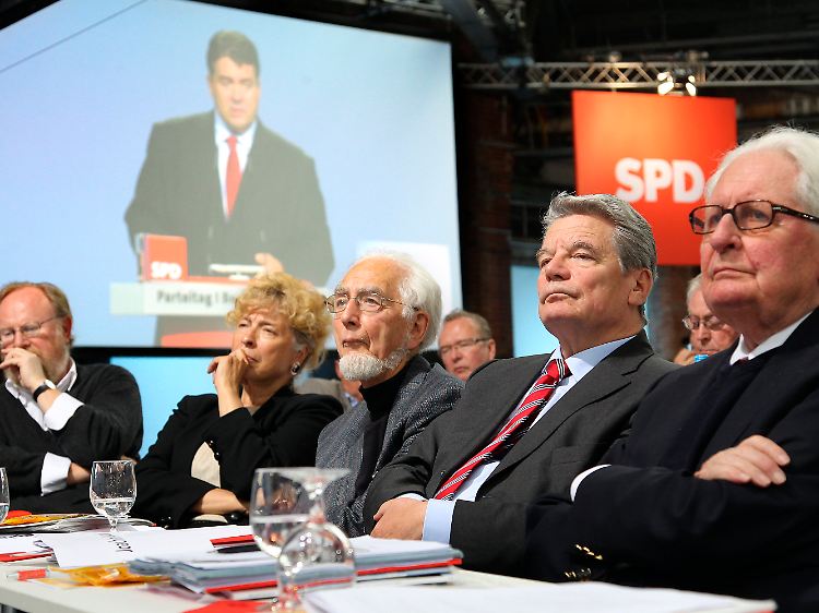Kritische Zuhörer: Ex-Bundestagspräsident Wolfgang Thierse, Ex-Präsidentschaftskandidatin Gesine Schwan, SPD-Vordenker Erhard Eppler, Ex-Präsidentschaftskandidat Joachim Gauck und der ehemalige SPD-Chef Hans-Jochen Vogel.