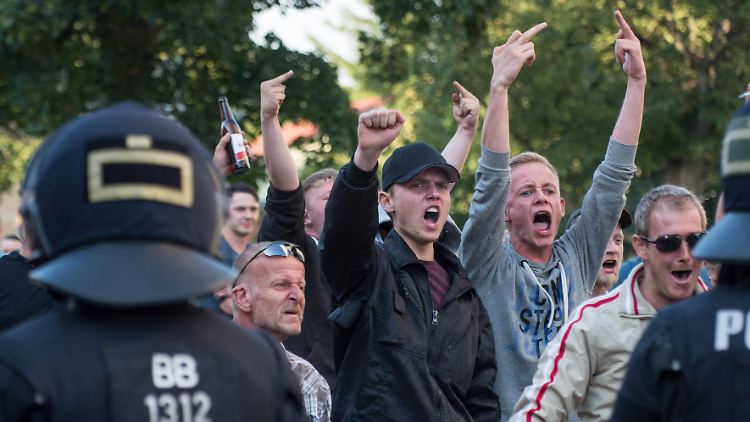 Rechtsradikale im sächsischen Freital am Rande einer Anti-Rassismus-Demonstration.